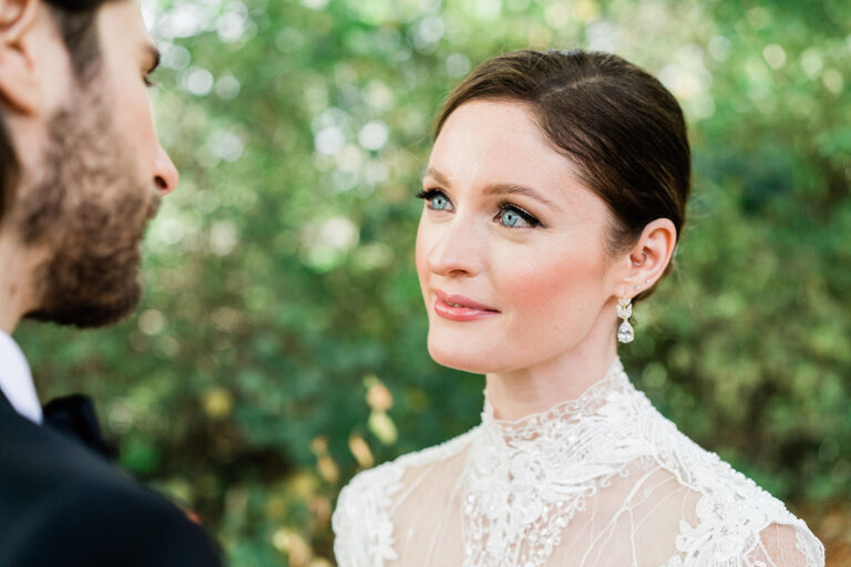 Braut und Bräutigam schauen sich während der Traufragen in einer freien Trauung an