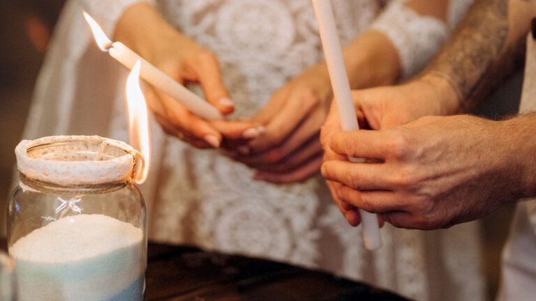 Leitfaden Hochzeitskerze: Paar entzündet Hochzeitskerze während der freien Trauung