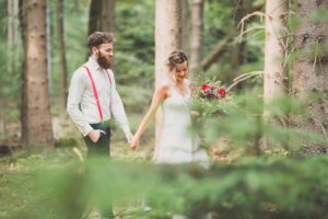 Waldhochzeit heiraten im Wald Brautpaar