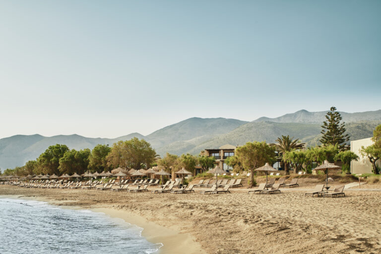 Nur 20 Schritte bis zum Meer – Flitterwochen auf Kreta im angesagten Boho Stil