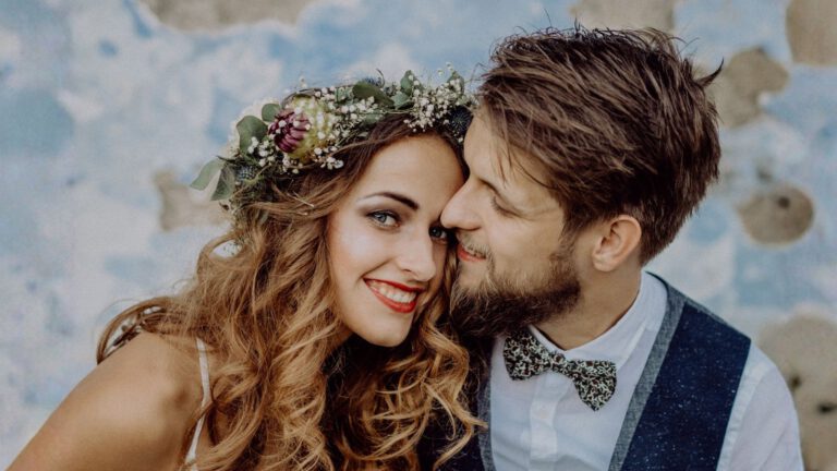 Brautpaar lächelt nah beieinander als Symbol für das Traugespräch in der freien Trauung