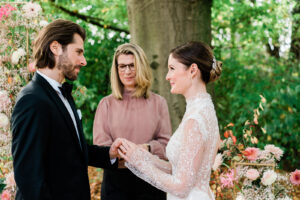 Edle Landhaus-Hochzeit in NRW mit freier Trauung unter alter Buche