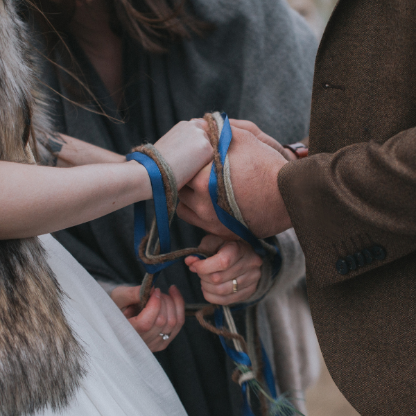 Wikingerhochzeit - keltische Rituale Handfasting mit blauen Bändern