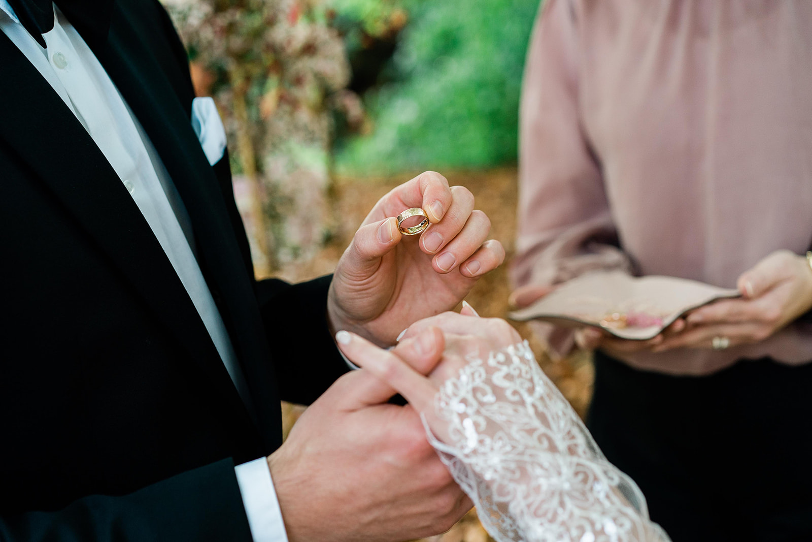 Ringtausch bei einer freien Trauung mit Nahaufnahme der Hände des Brautpaares