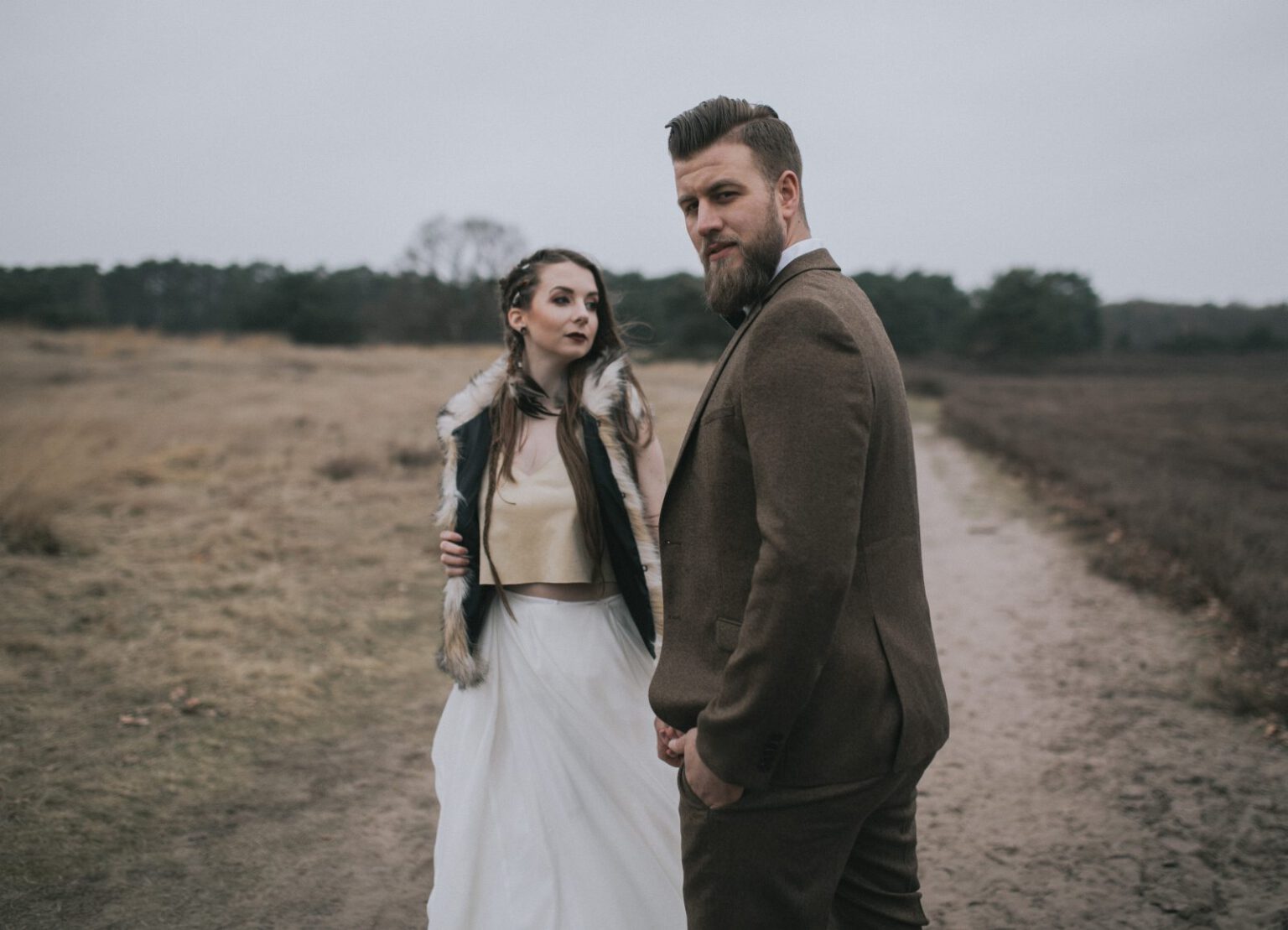 Brautpaar in der Natur als Inspiration für eine freie Trauung im Wikingerstil