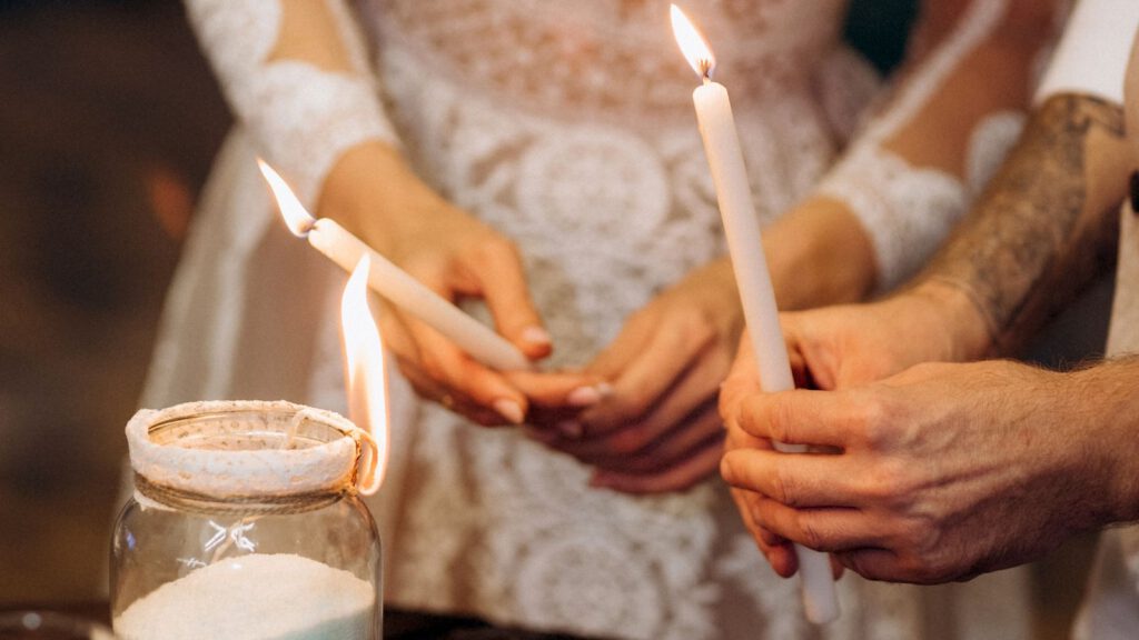 Hochzeitskerze in der freien Trauung die vom Paar gemeinsam entzündet wird
