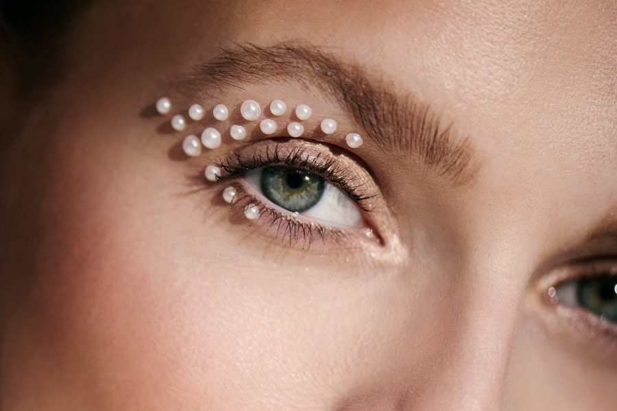 modernes Braut-Make Up mit Perlen von Douglas