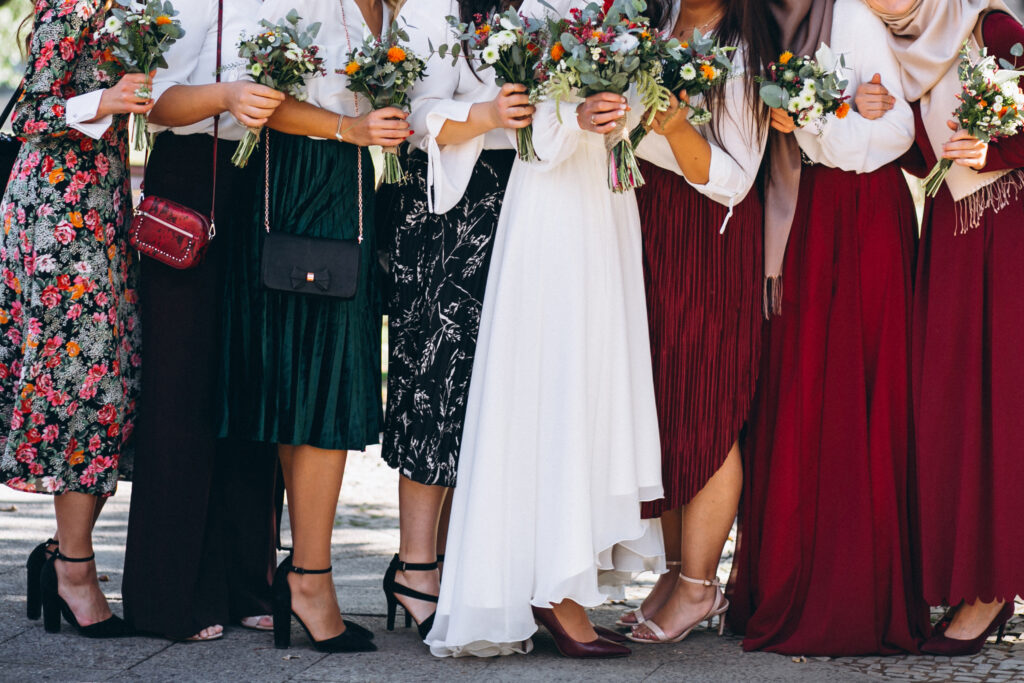 Gäste-Outfits freie Trauung. Hochzeits Dresscode 2025