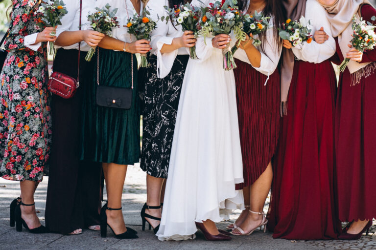Gäste-Outfits freie Trauung. Hochzeits Dresscode 2025