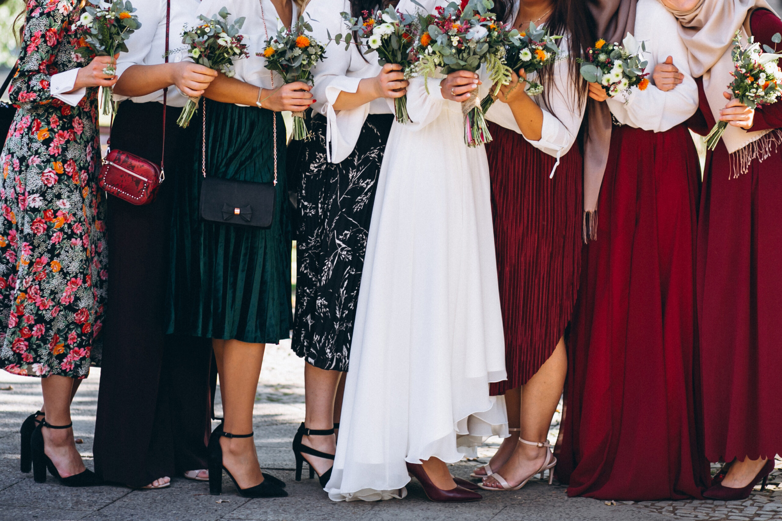 Gäste-Outfits freie Trauung. Hochzeits Dresscode 2025