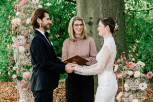 Anja Goldröschen Traurednerin erklärt, wie eine Begrüßung in der freien Trauung gelingt