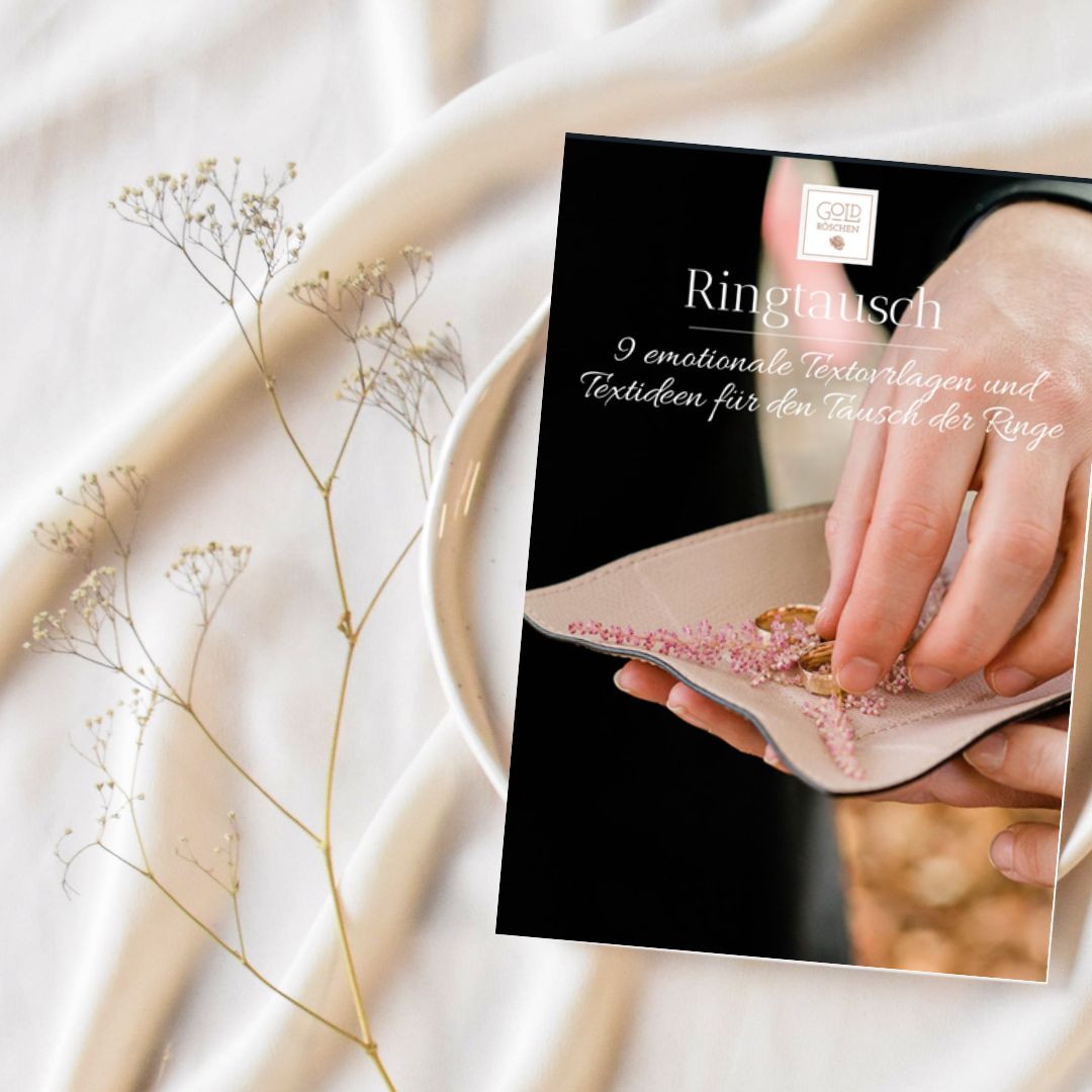 Brautpaar beim Ringtausch in einer freien Trauung mit Eheringen auf einem Ringkissen