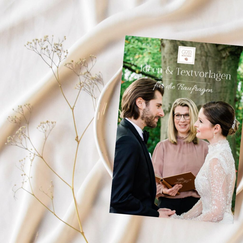 Brautpaar bei den Traufragen in einer freien Trauung mit Traurednerin im Hintergrund