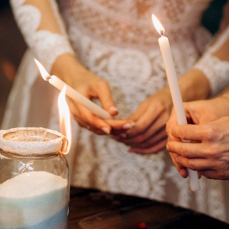 Brautpaar entzündet gemeinsam eine Hochzeitskerze bei einer freien Trauung als ruhiges Ritual
