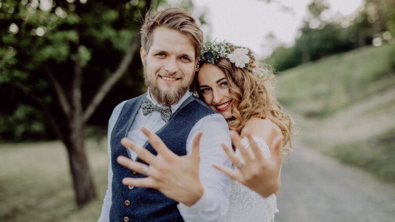 Eheversprechen mal anders - glückliches Brautpaar mit Eheringen nach dem Eheversprechen in der freien Trauung