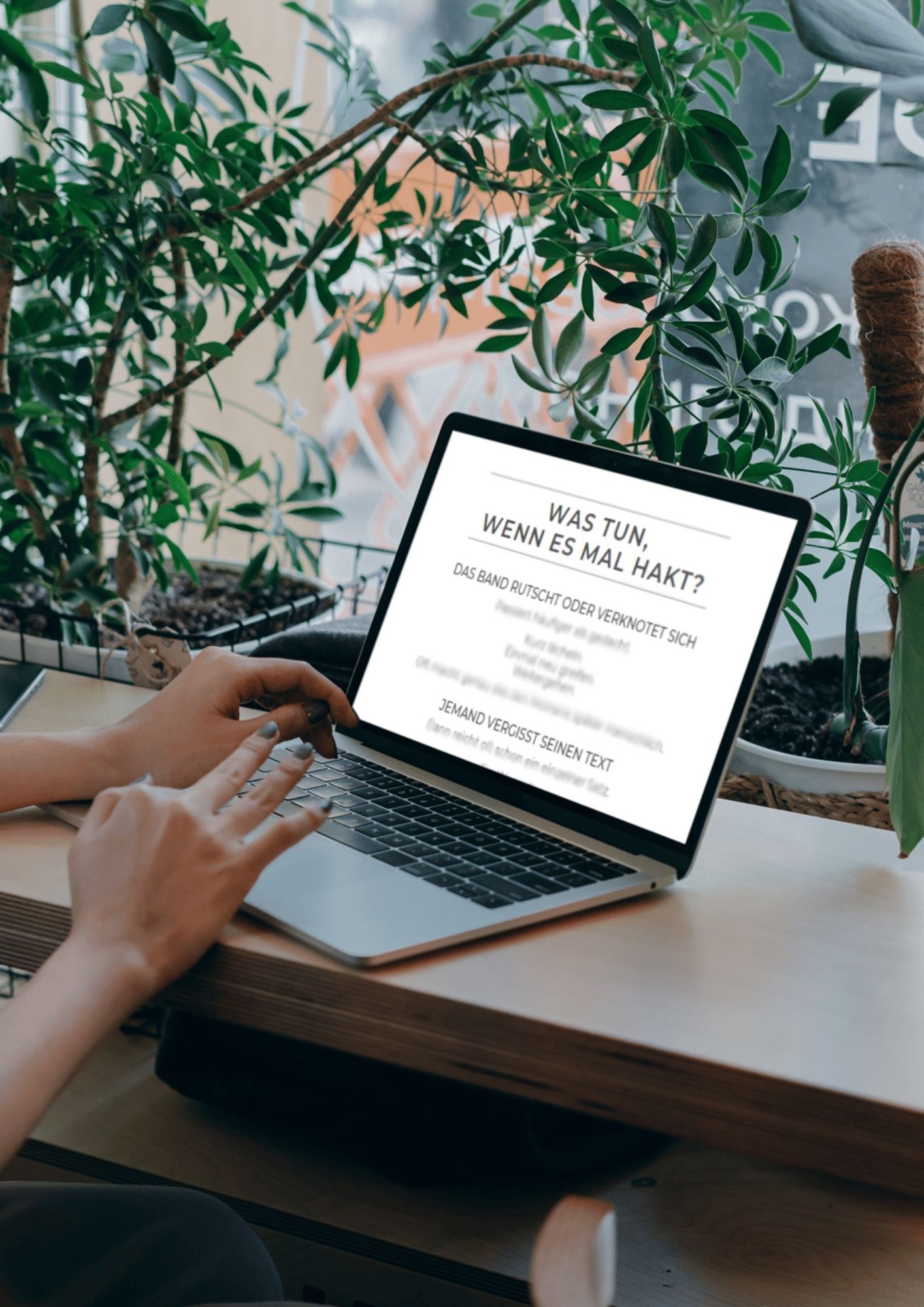 Handfasting eBook geöffnet auf einem Laptop bei einer freien Trauung Planung