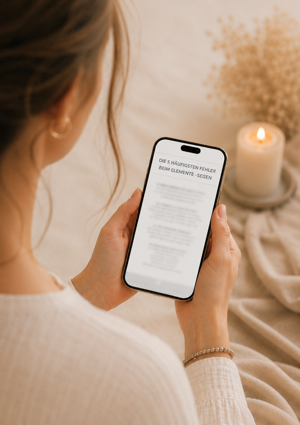 Frau liest das eBook Elemente Segen auf dem Smartphone