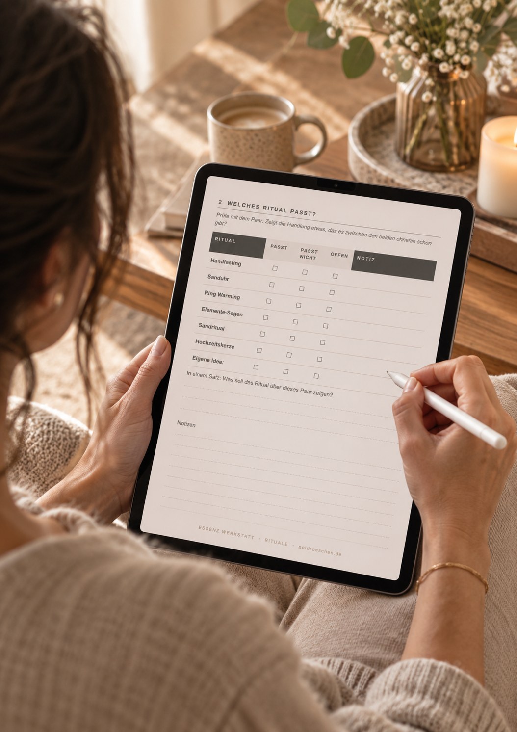 Hand mit Eingabestift hakt auf einem Tablet eine Checkliste für ein Ritual in der freien Trauung ab