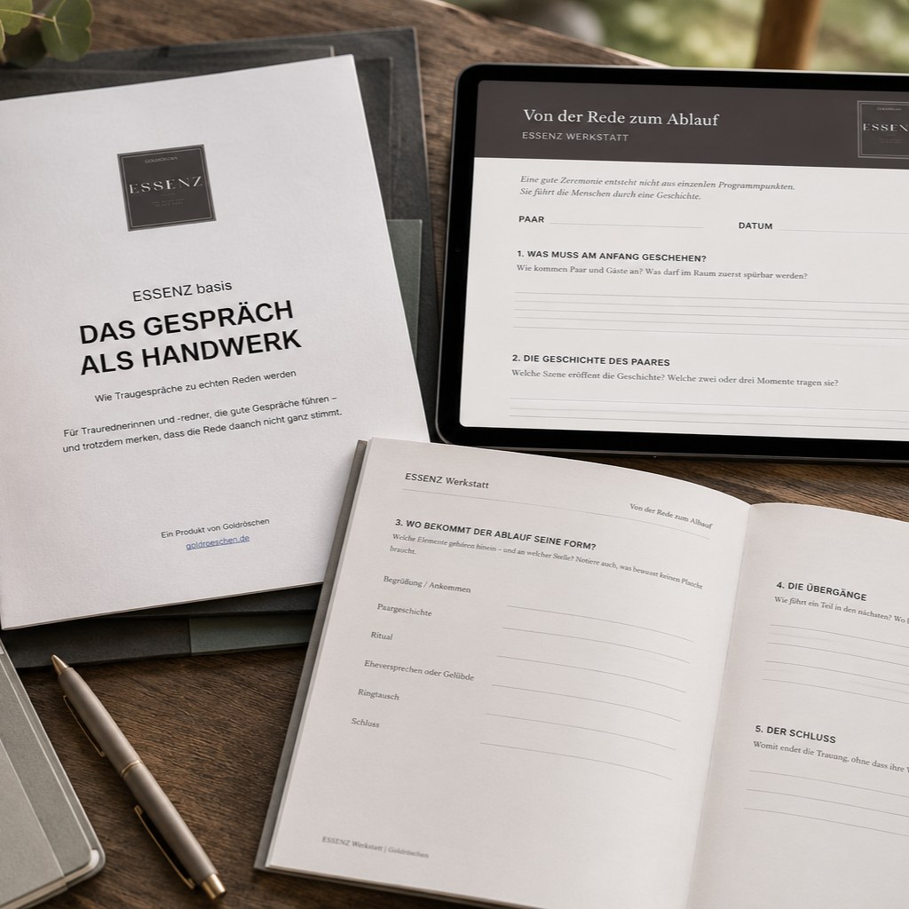 ESSENZ-Leitfaden Das Gespräch als Handwerk neben einem Tablet und aufgeschlagenen Arbeitsblättern
