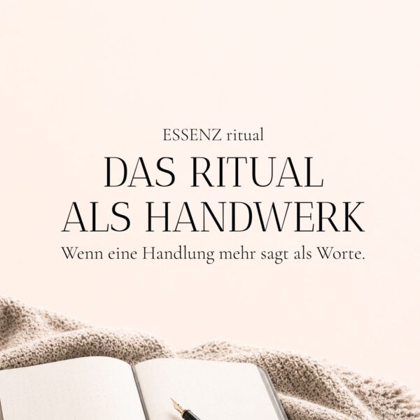 Rituale für die freie Trauung. Cover von ESSENZ ritual 02 „Das Ritual als Handwerk – Wenn eine Handlung mehr sagt als Worte“ neben einem offenen Notizbuch